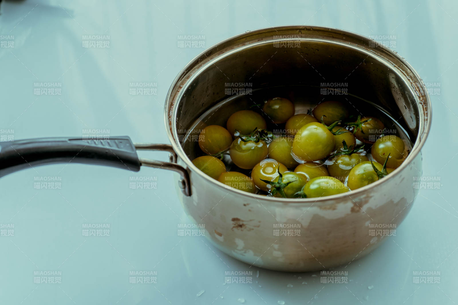 小番茄煮水鍋中泡