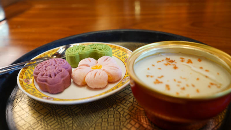 中式甜点与奶茶组合