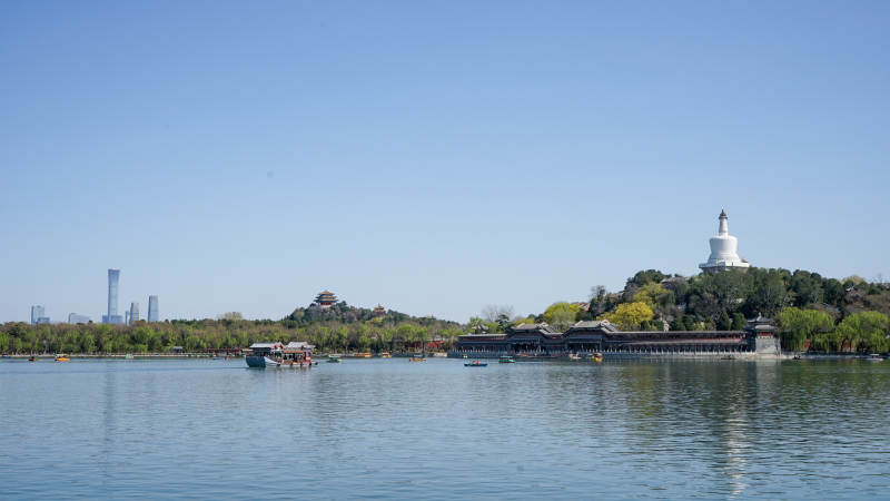 北海公园白塔湖景与中国尊同框