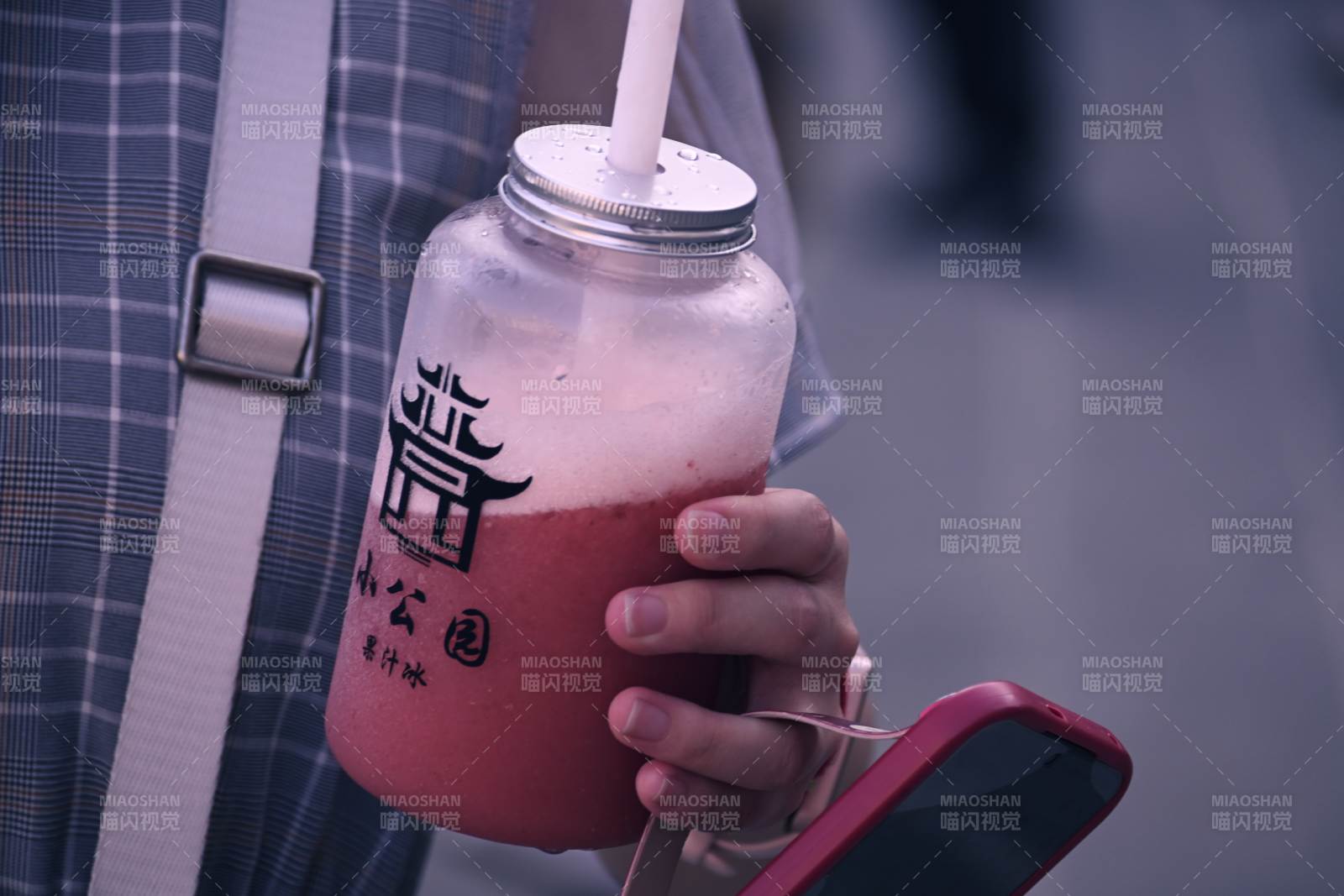 手握奶茶 手機相伴