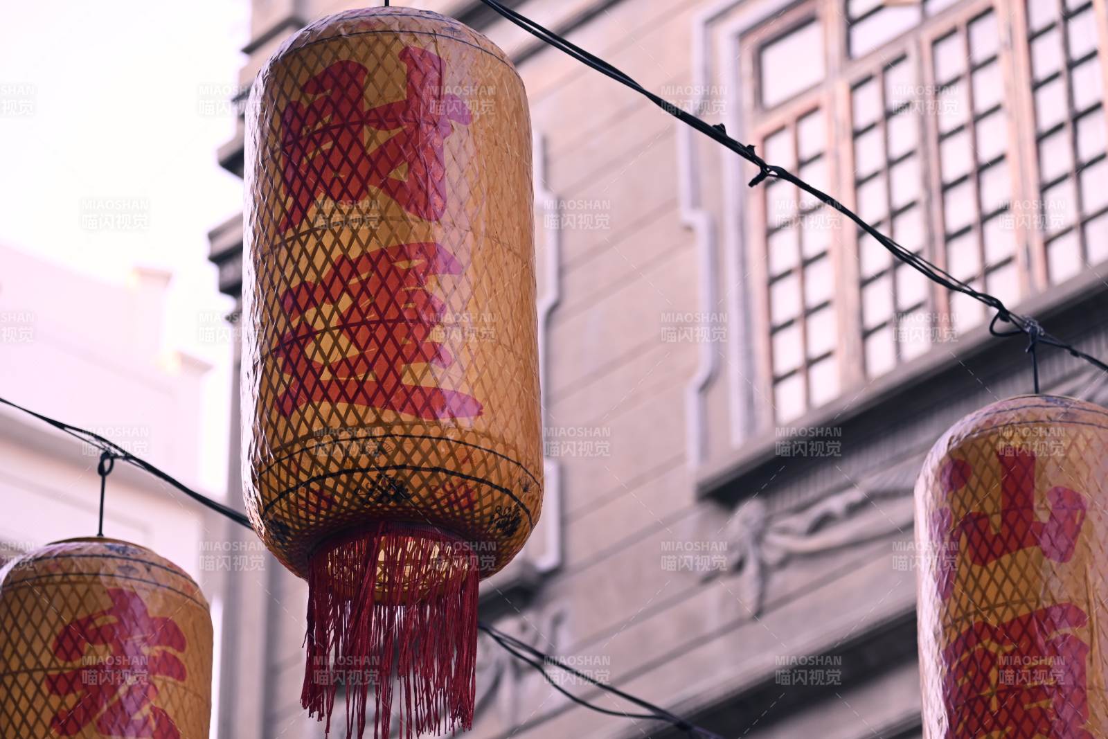 中式燈籠掛飾街景