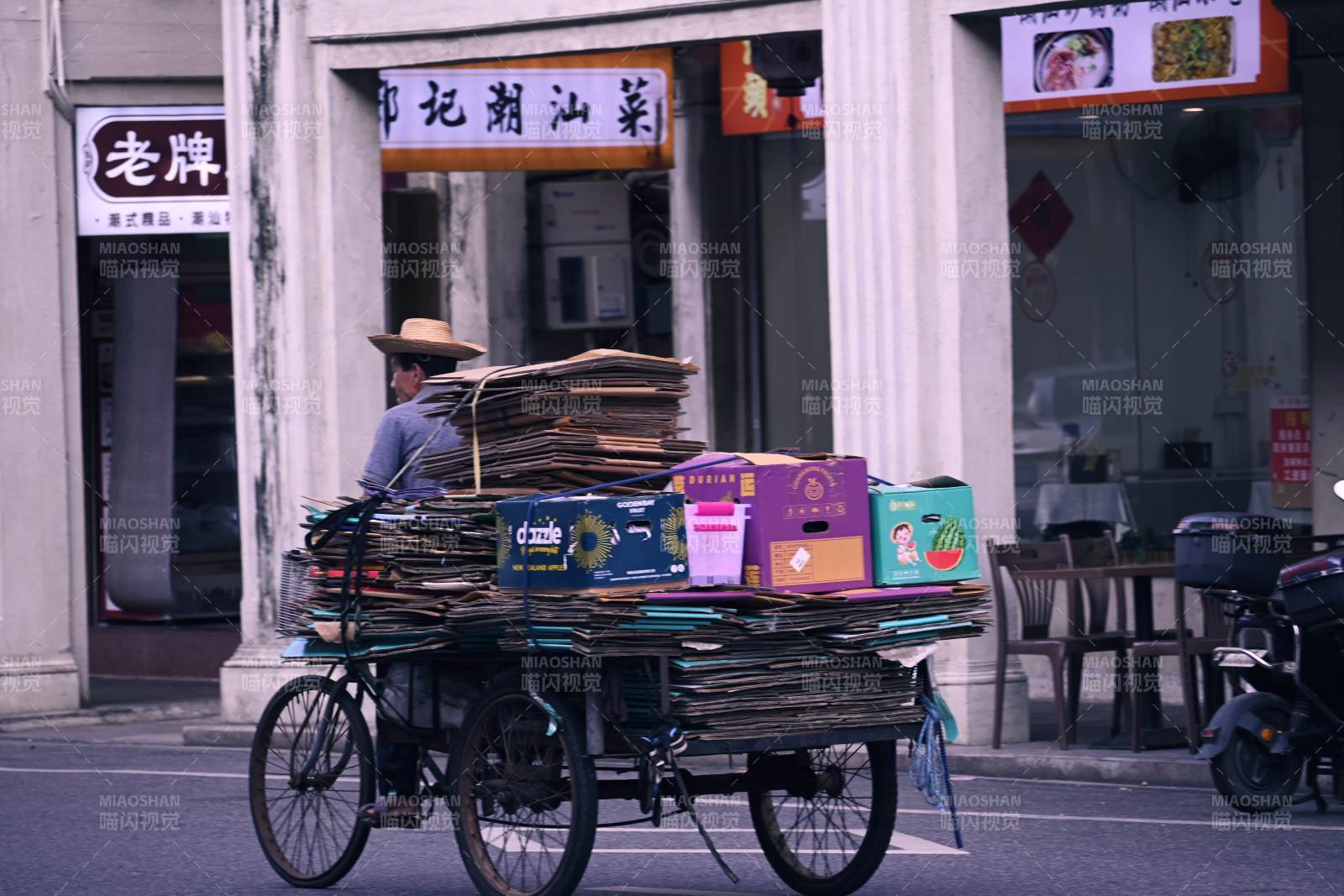 街頭三輪車滿載貨物
