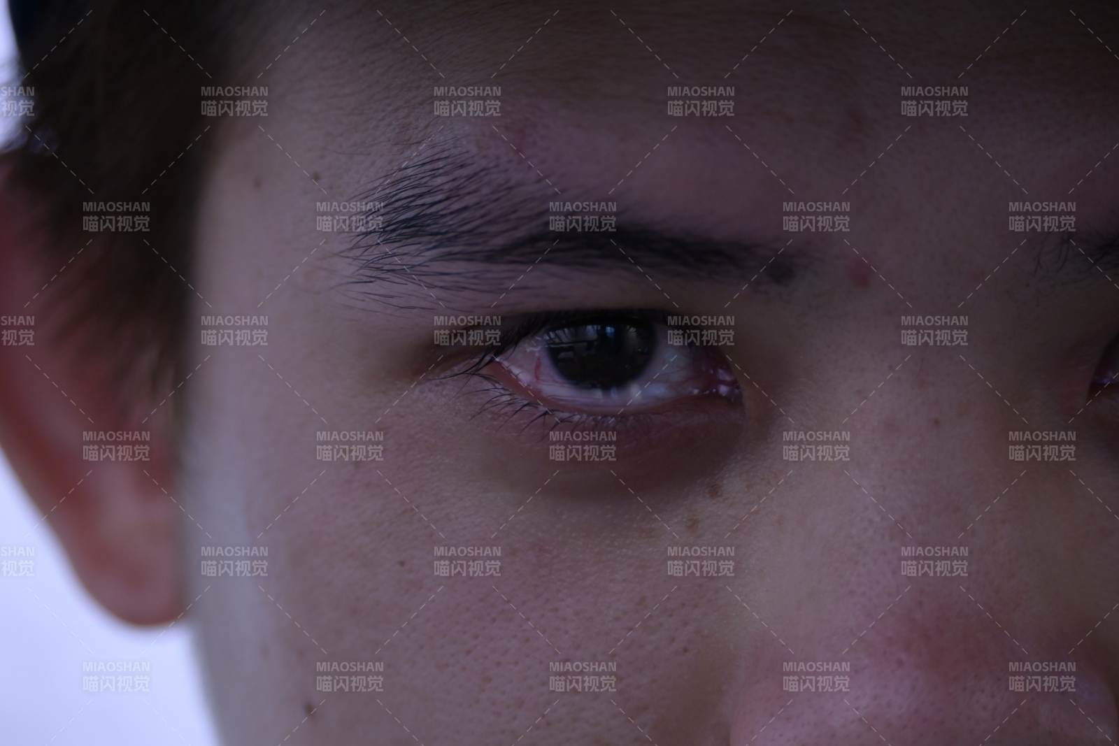 少年的眼眸特寫