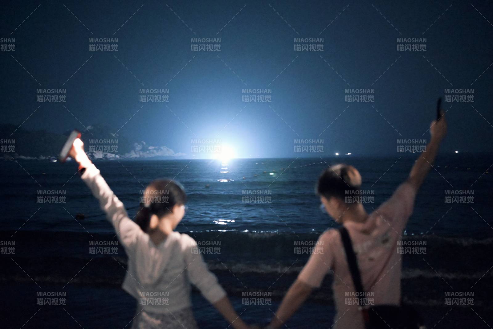 夜海邊的兩人自拍時光