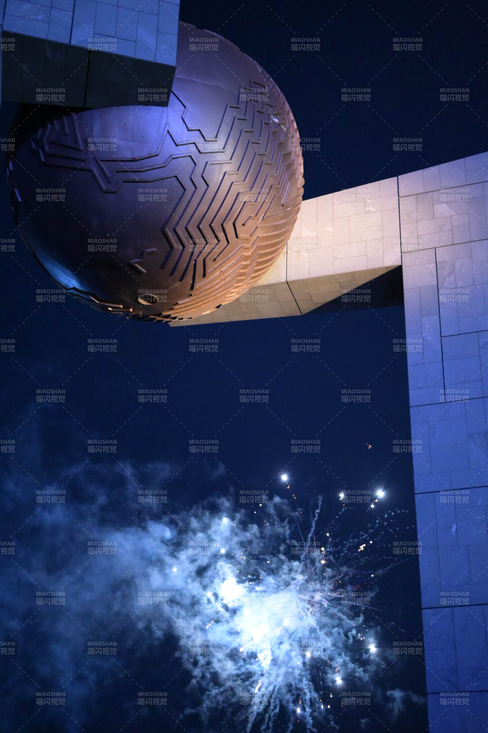 夜空下的建筑與煙花同在