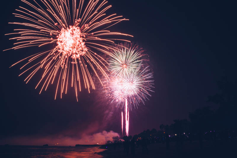 夜空煙花綻放 海邊歡慶