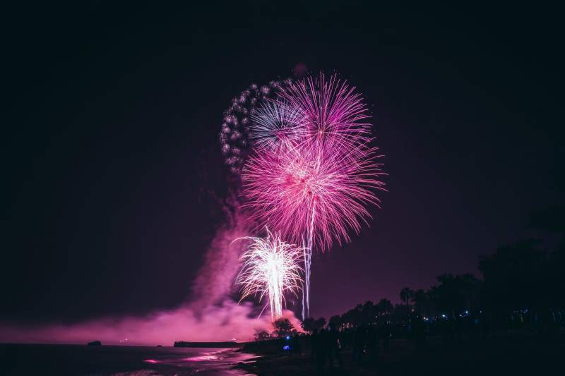 夜空煙花綻放 絢麗多彩