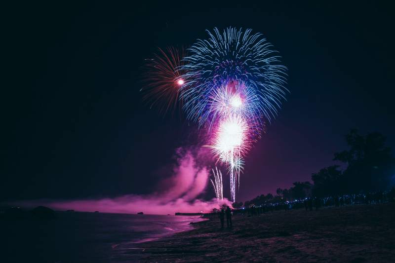 海邊夜空煙花綻放