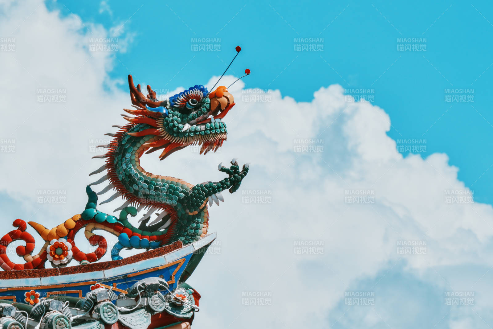 飛龍?jiān)谔?祥云相伴