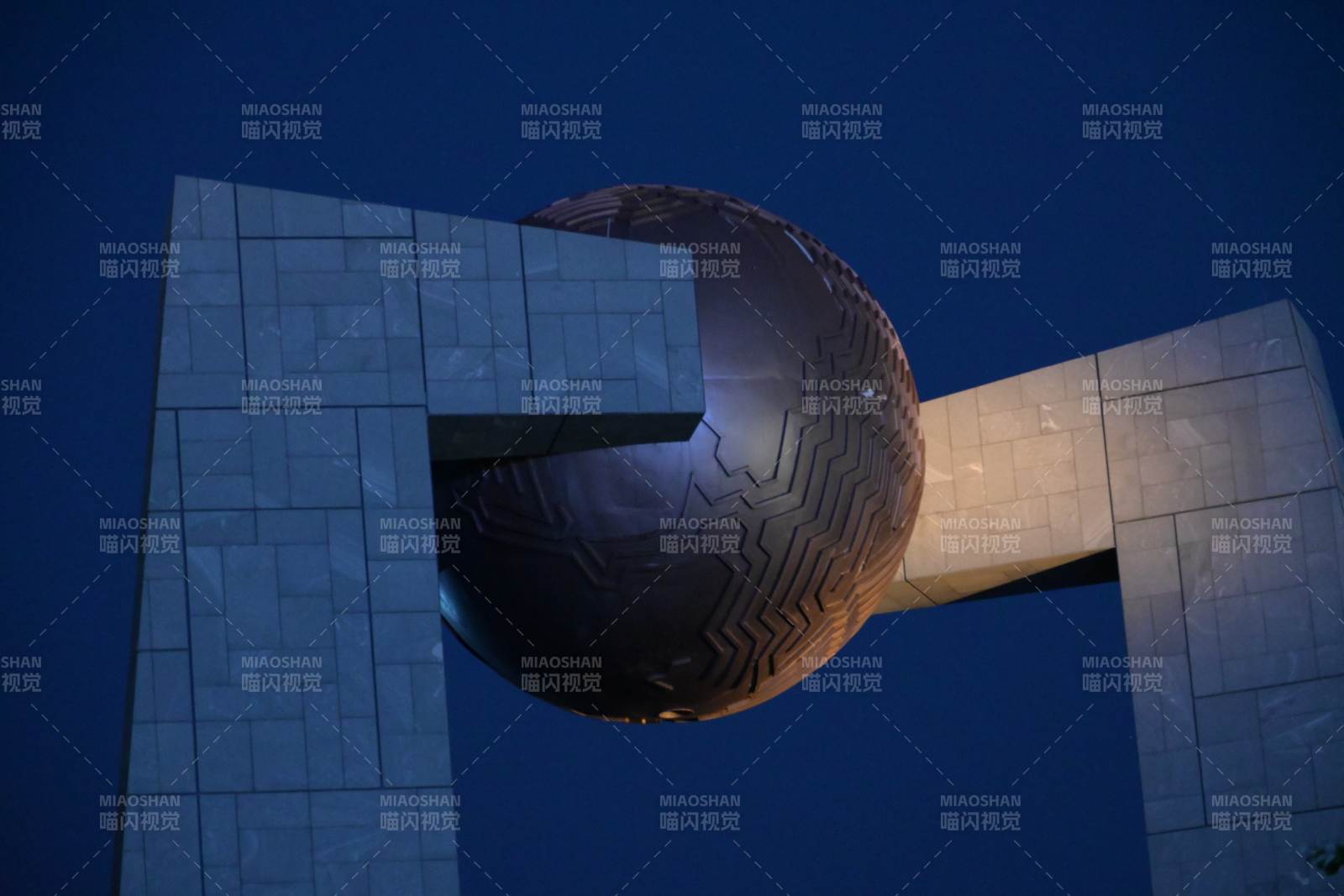南澳現(xiàn)代建筑與球形雕塑夜景