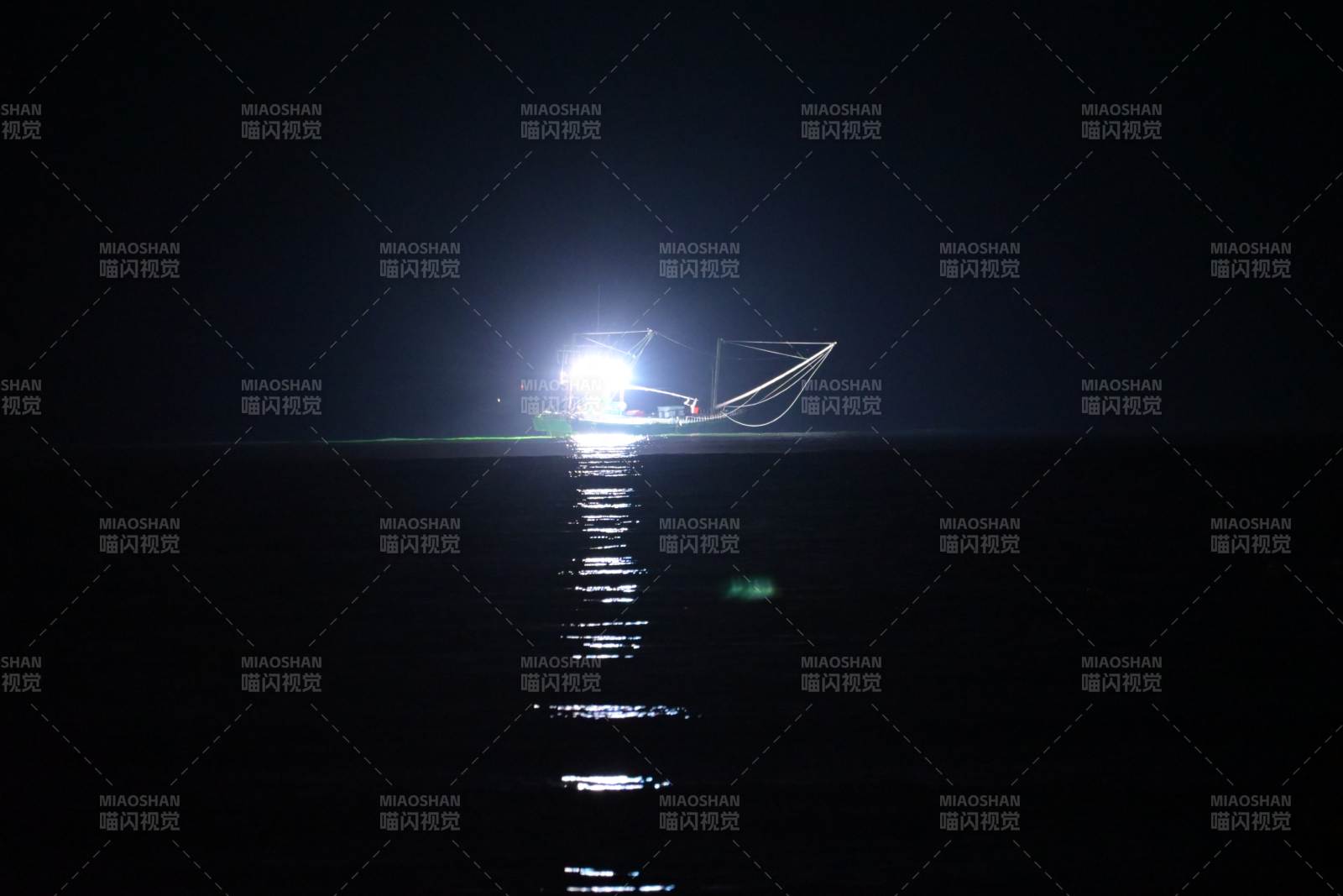 夜航漁船燈火輝煌