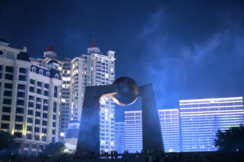 夜幕下的南澳雕塑與燈光