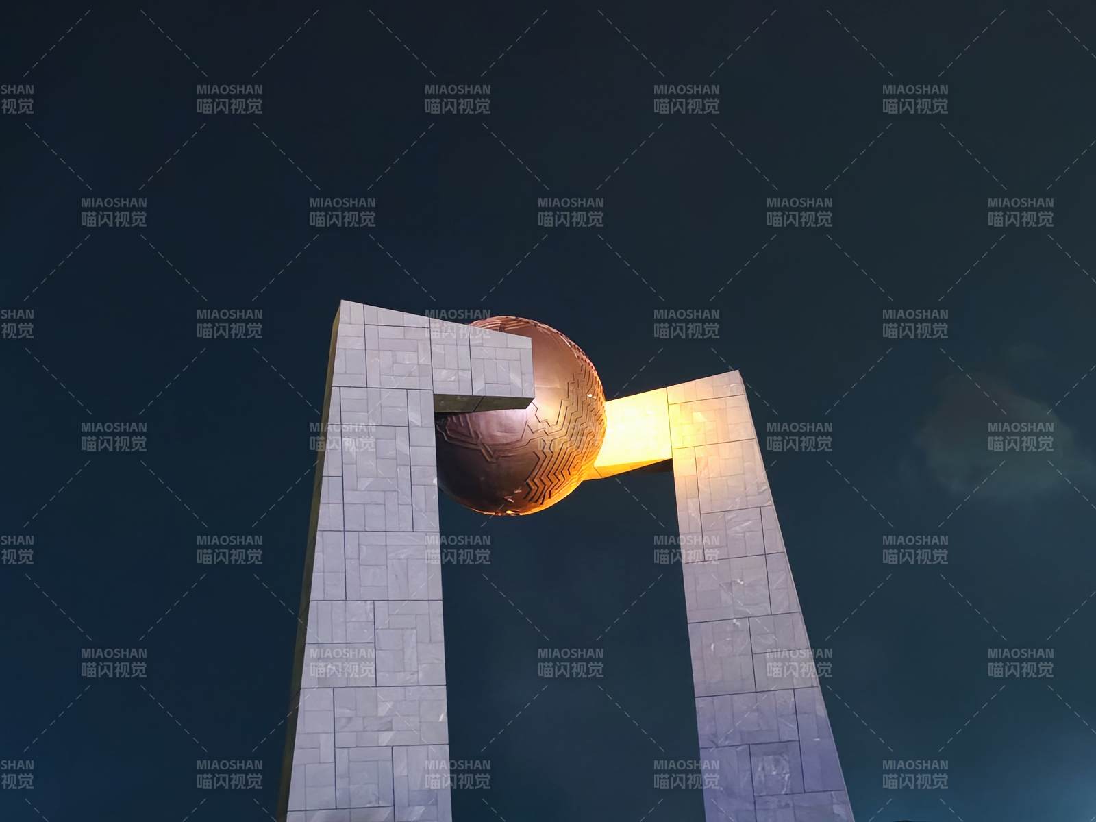 夜幕下的金色球體雕塑