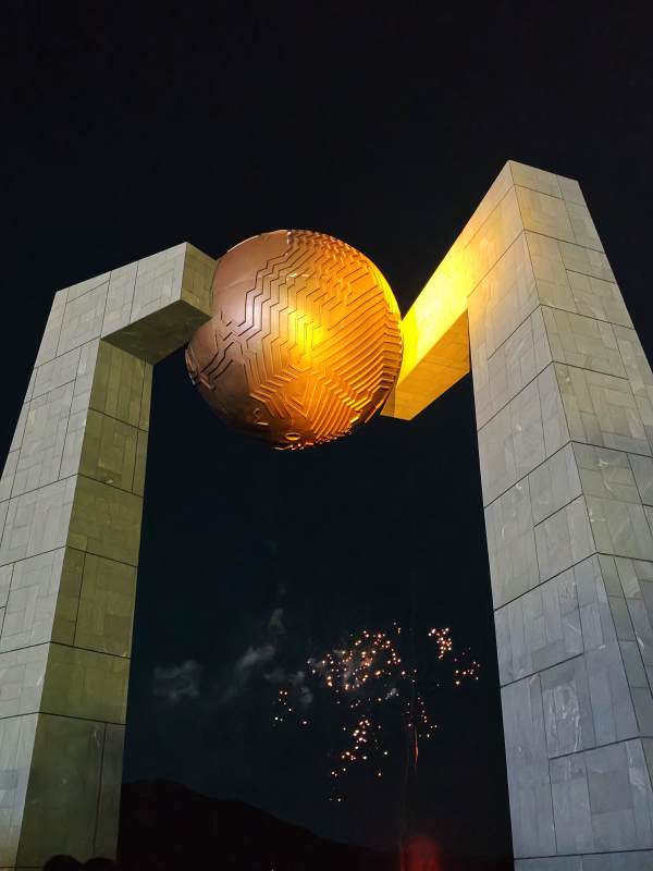 夜幕下的金色球體雕塑