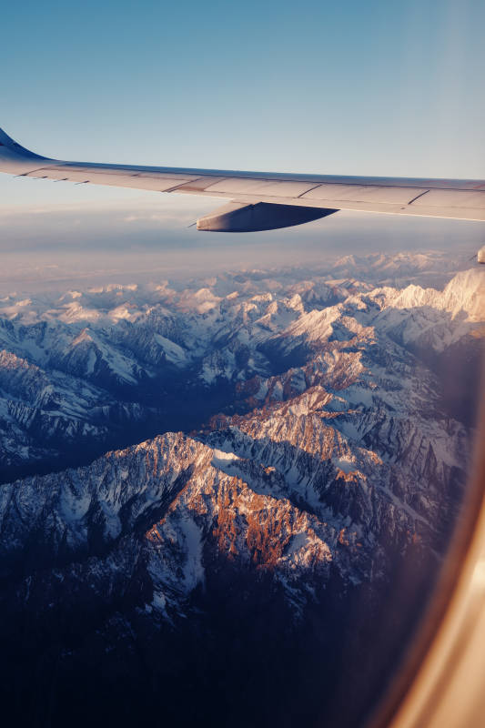 高空俯瞰雪山美景