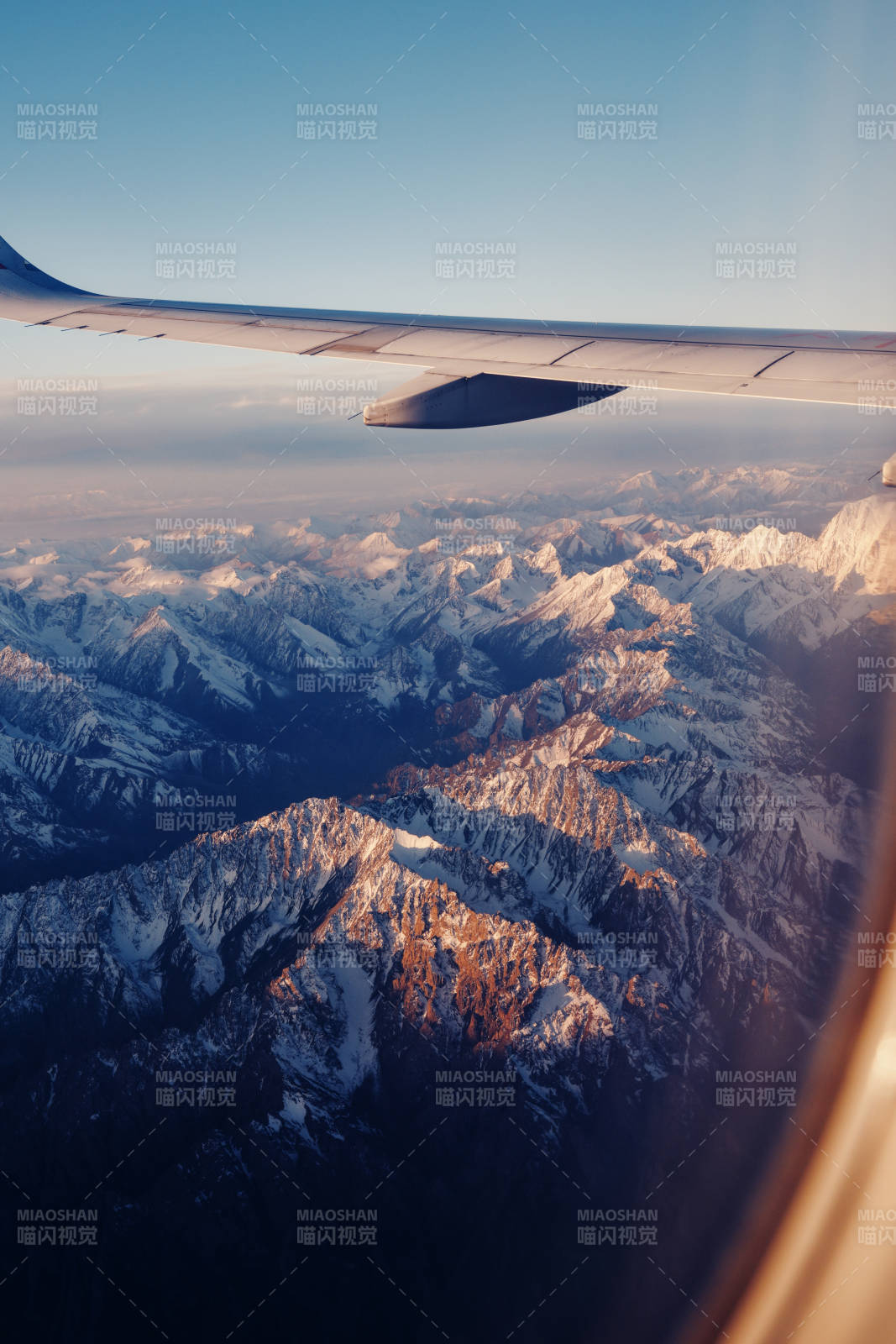 高空俯瞰雪山美景