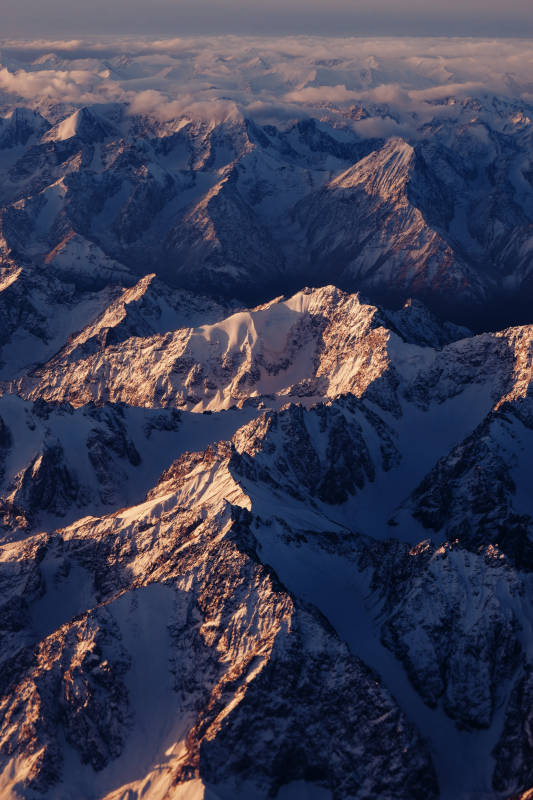 雪山之巔 云海相映