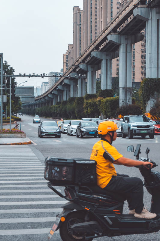 外賣小哥穿梭城市街頭