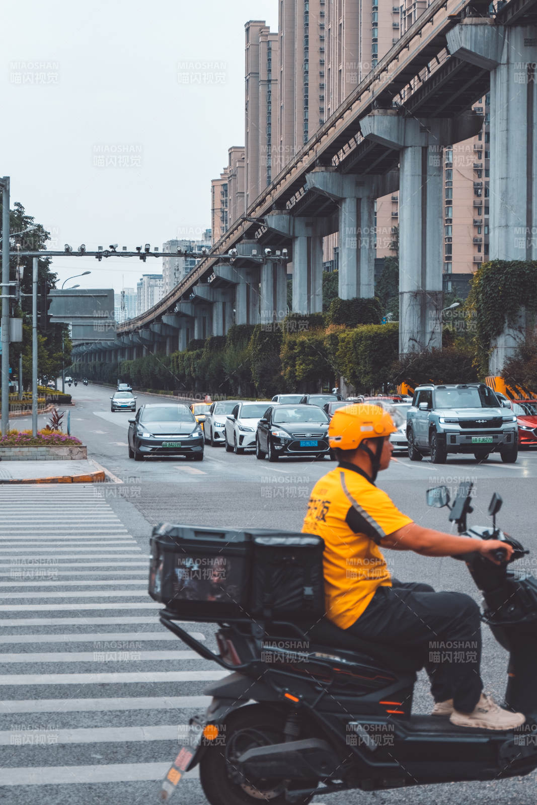 外賣小哥穿梭城市街頭