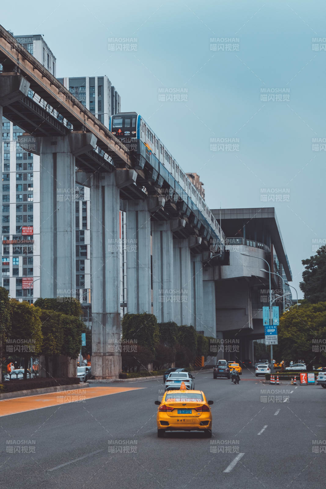城市高架輕軌與出租車