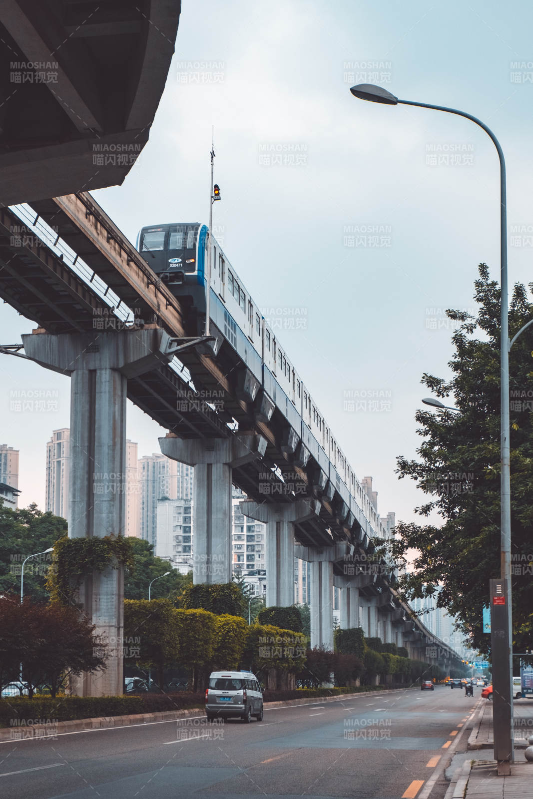 城市高架輕軌列車行駛中
