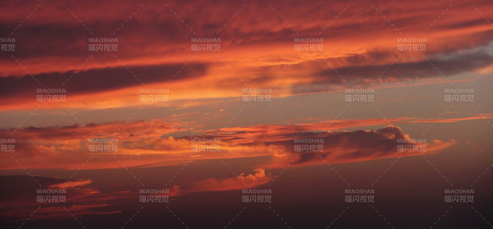 夕陽紅云映天際