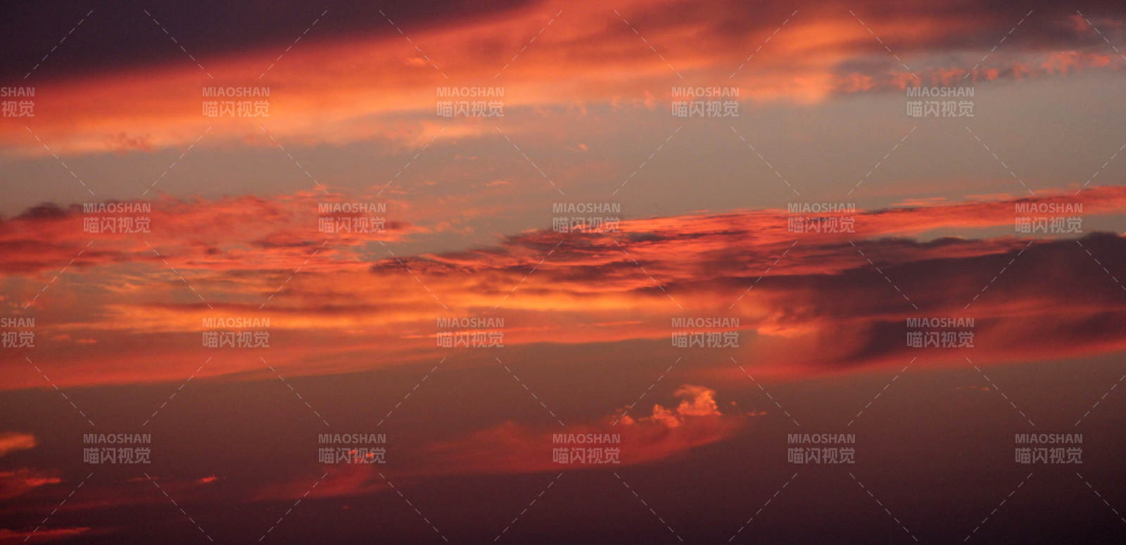 夕陽紅云映天際