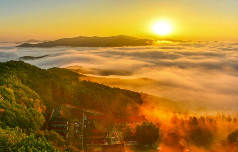 云海日出 山寺隱現
