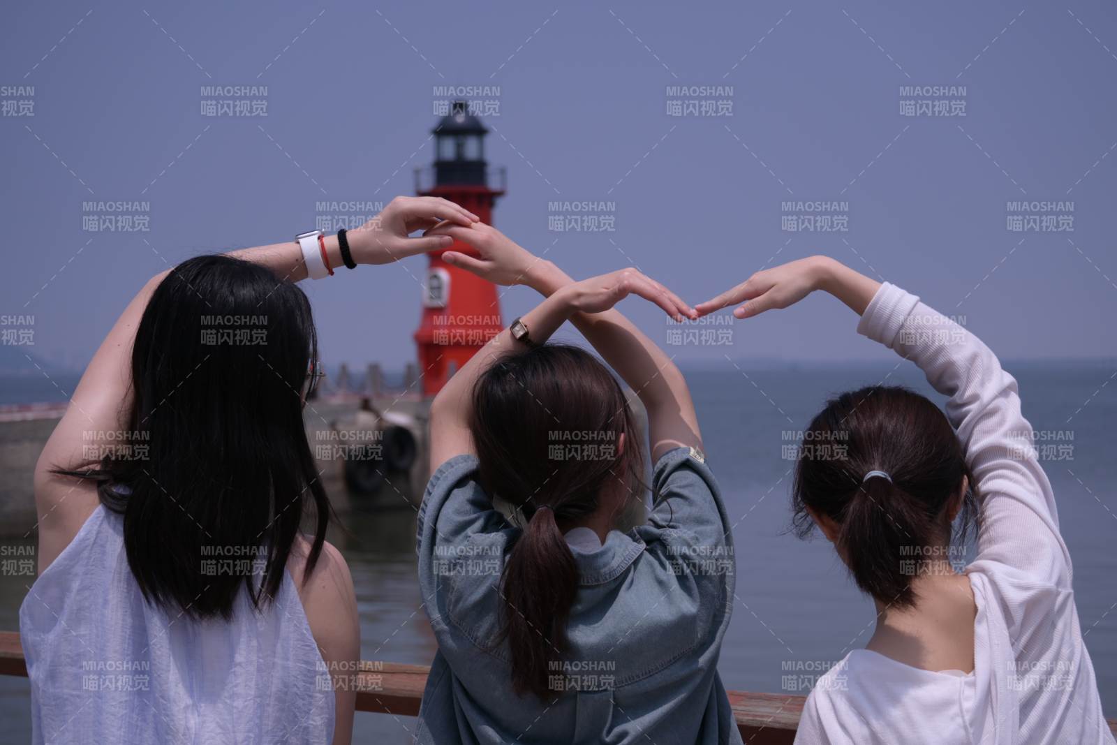 海邊友誼心形手勢
