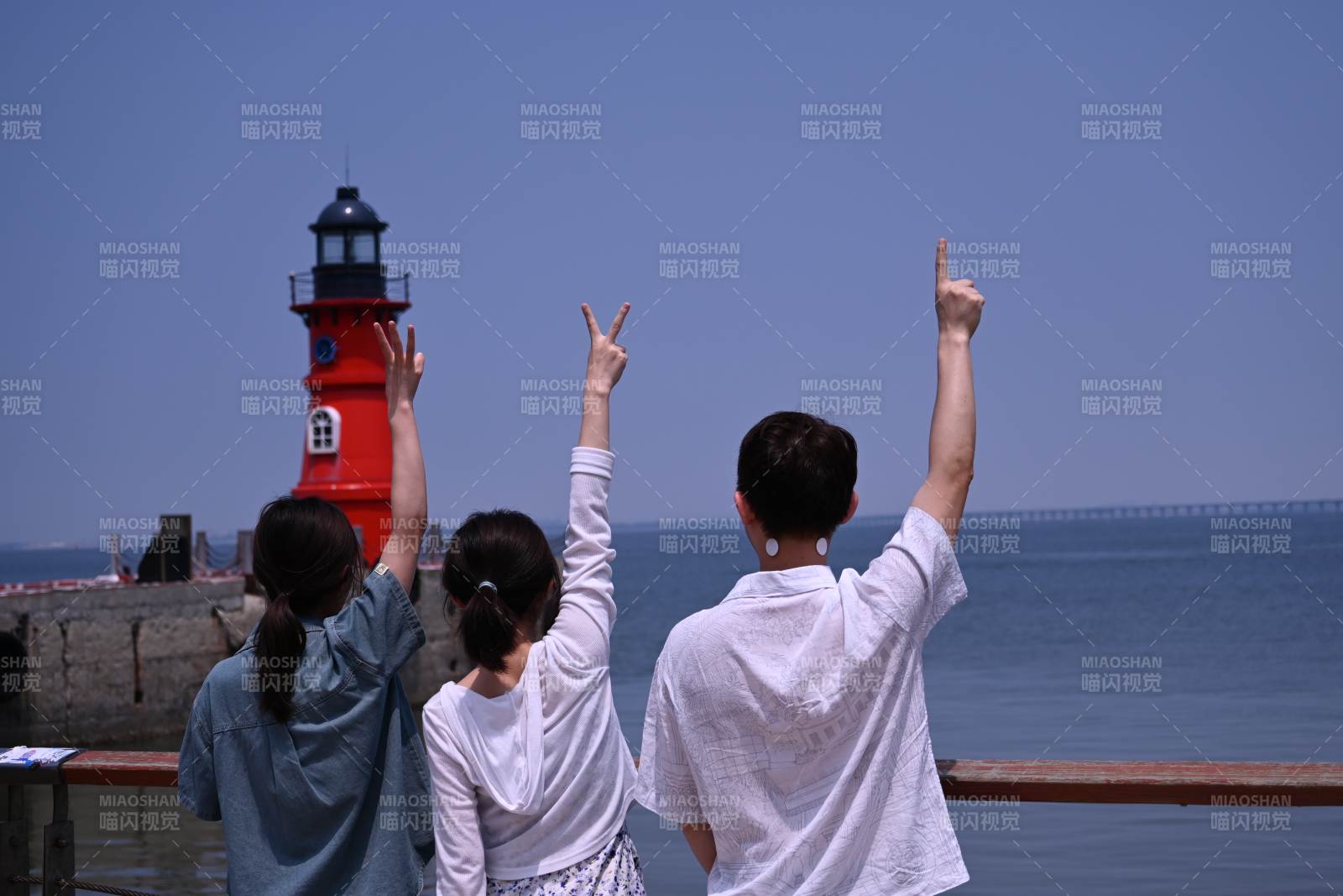 海邊燈塔前的歡樂時光