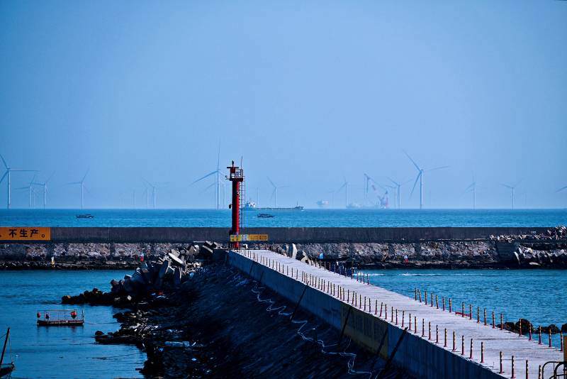 海邊的燈塔與風車風景