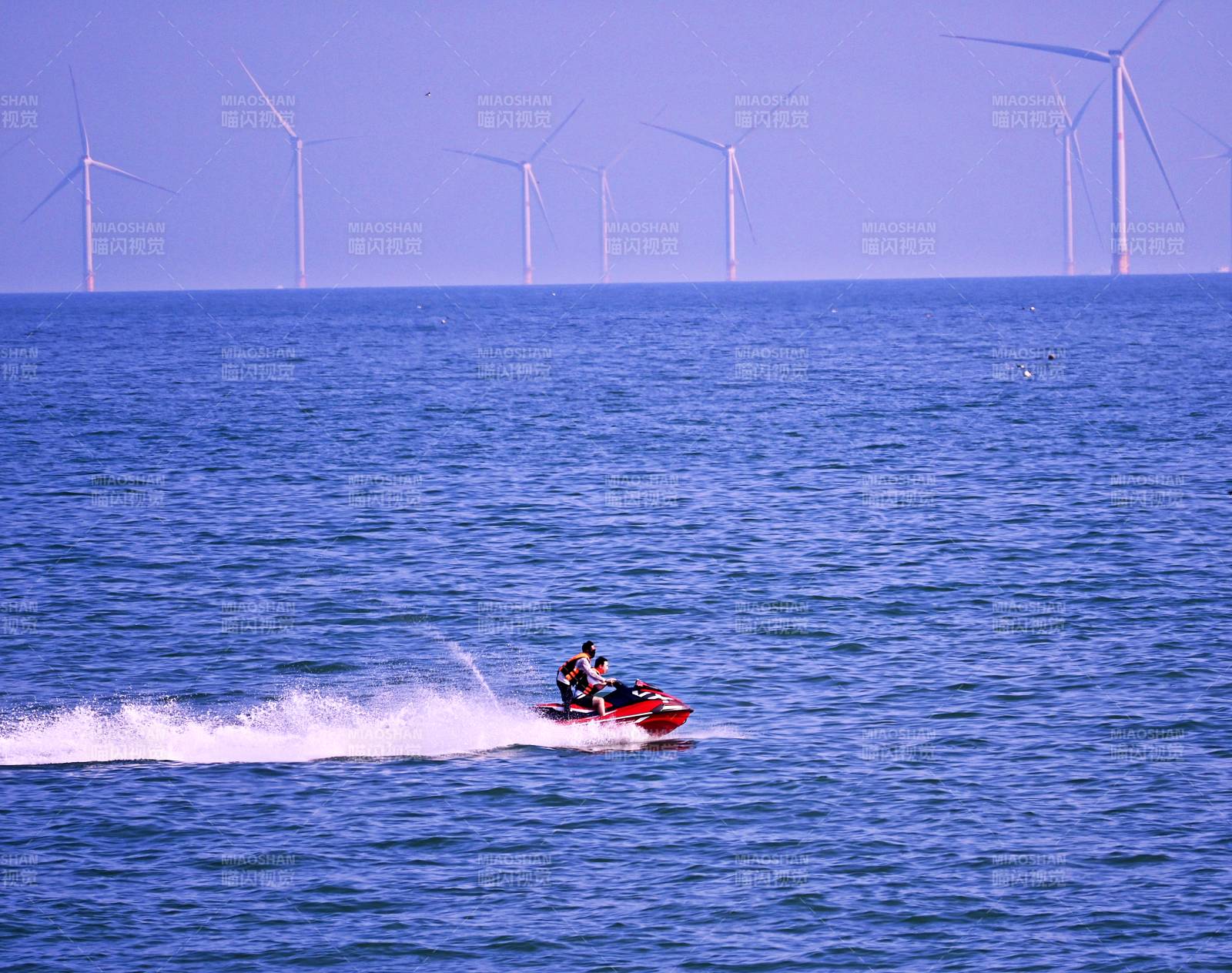 海上風車與摩托艇
