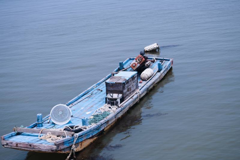 藍色小船靜泊水面