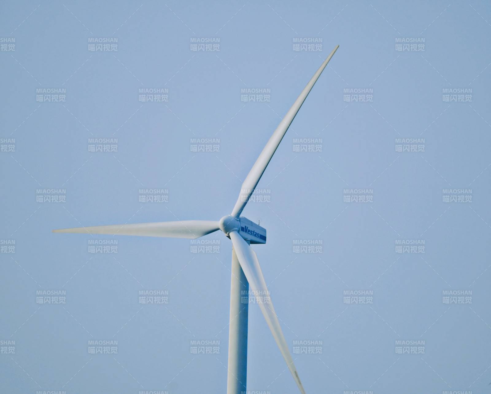 藍天下的風力發電機