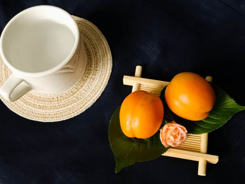 茶杯与杏子静物图