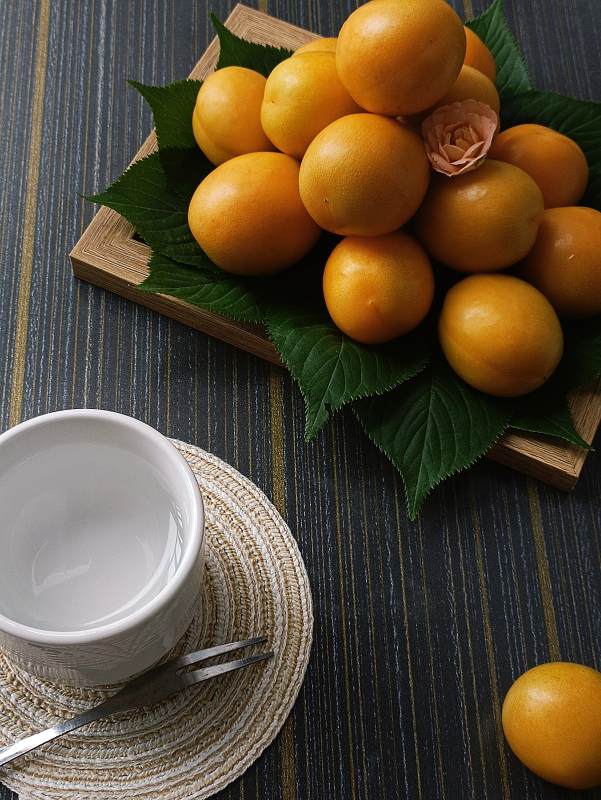 金黃杏子與茶杯靜物圖