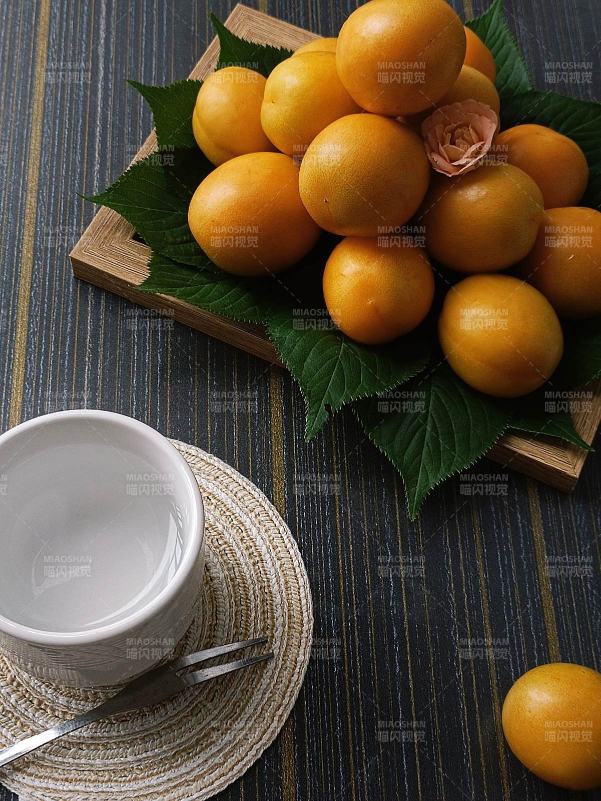 金黃杏子與茶杯靜物圖