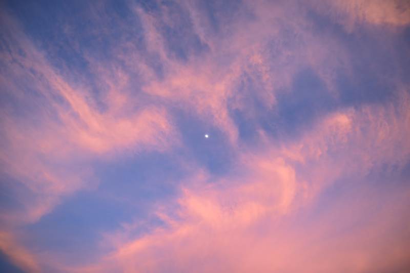 夕陽下的云彩與星光