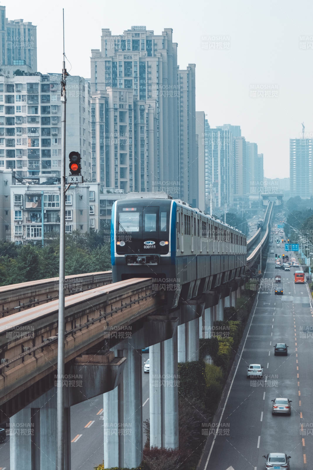 城市高架輕軌列車行駛中