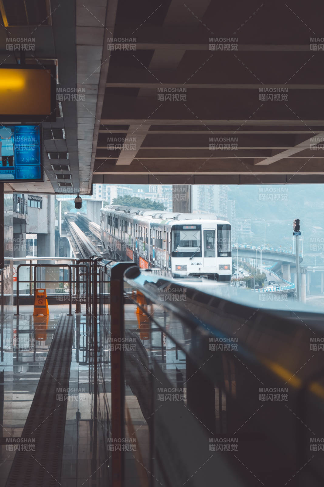 地鐵站臺與列車遠景