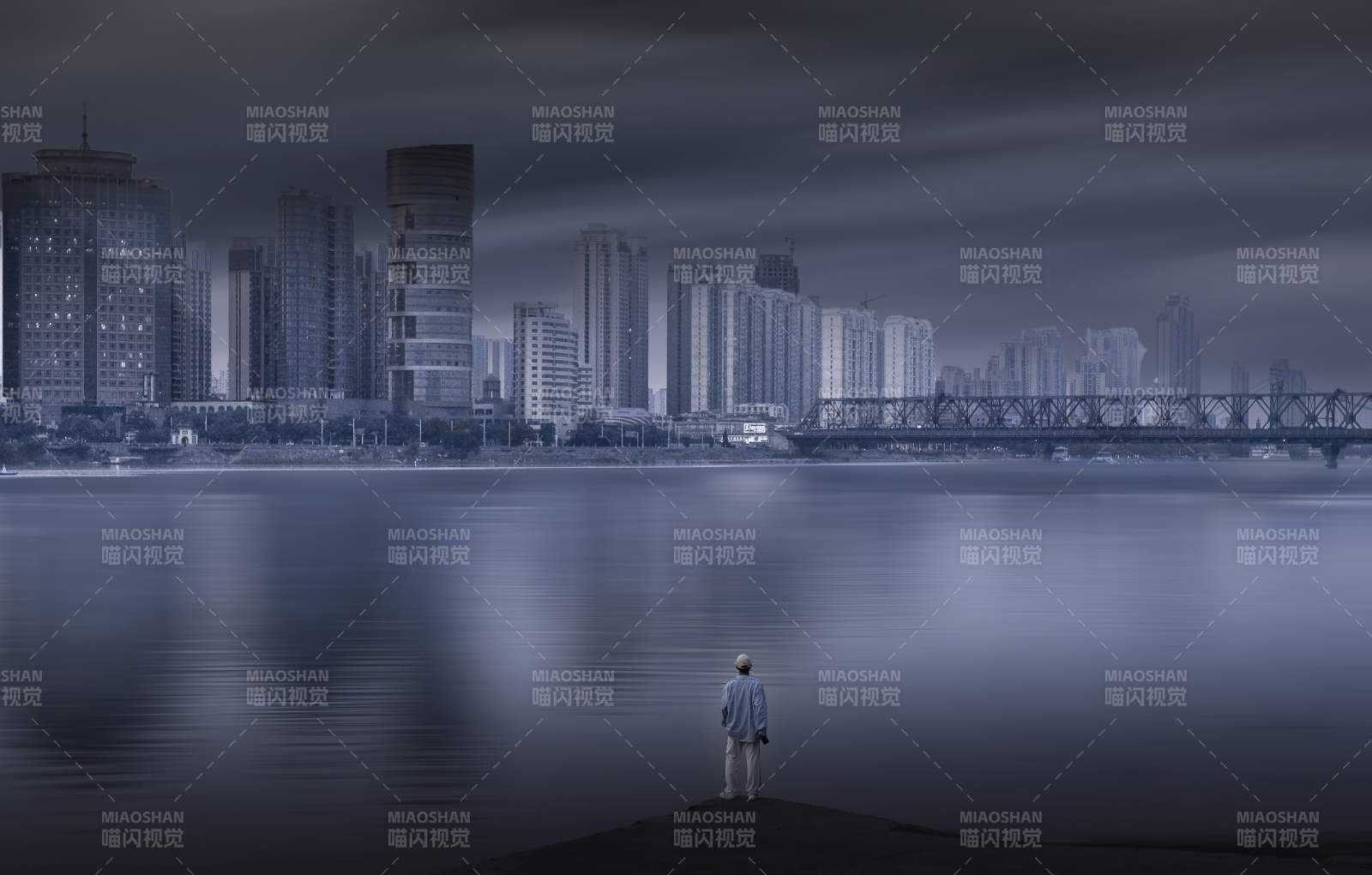 孤獨(dú)守望城市夜景