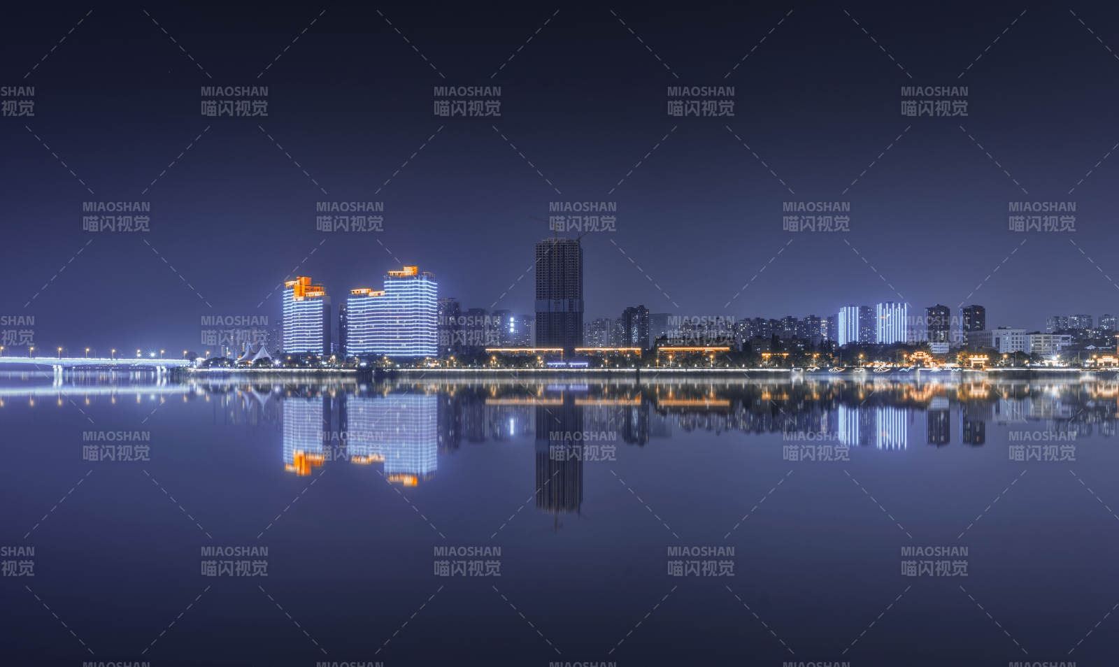 夜色湖畔 城市倒影如夢