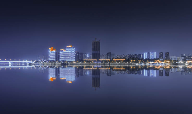 夜色湖畔 城市倒影如夢(mèng)