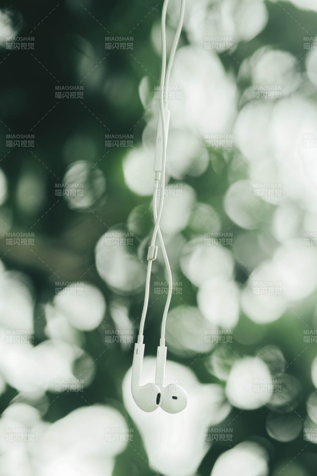 耳機與自然光影的邂逅