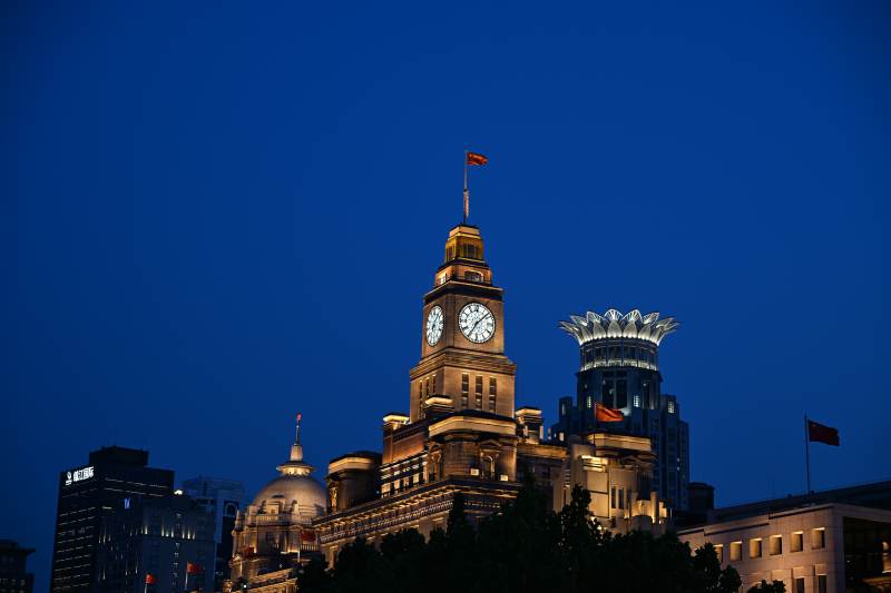 夜幕下的鐘樓與建筑群
