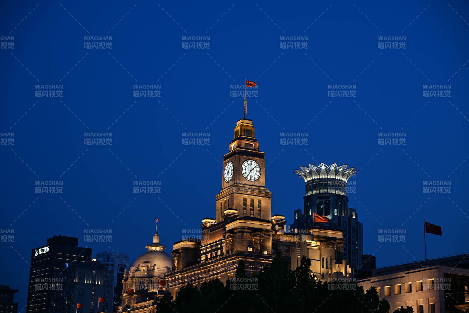 夜幕下的鐘樓與建筑群