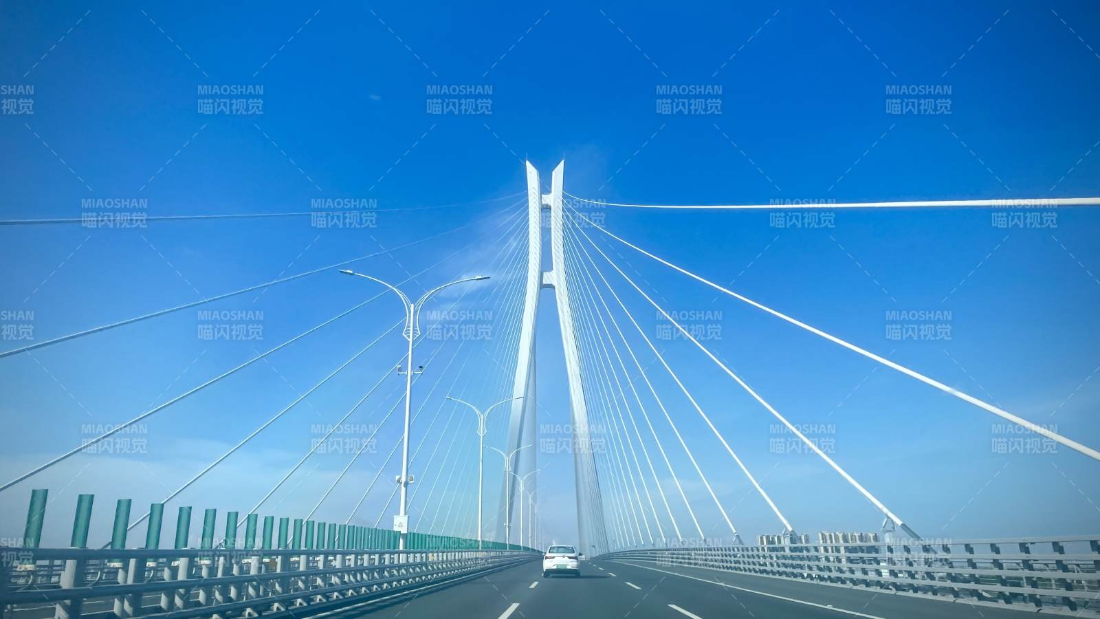 藍天下的現(xiàn)代懸索橋