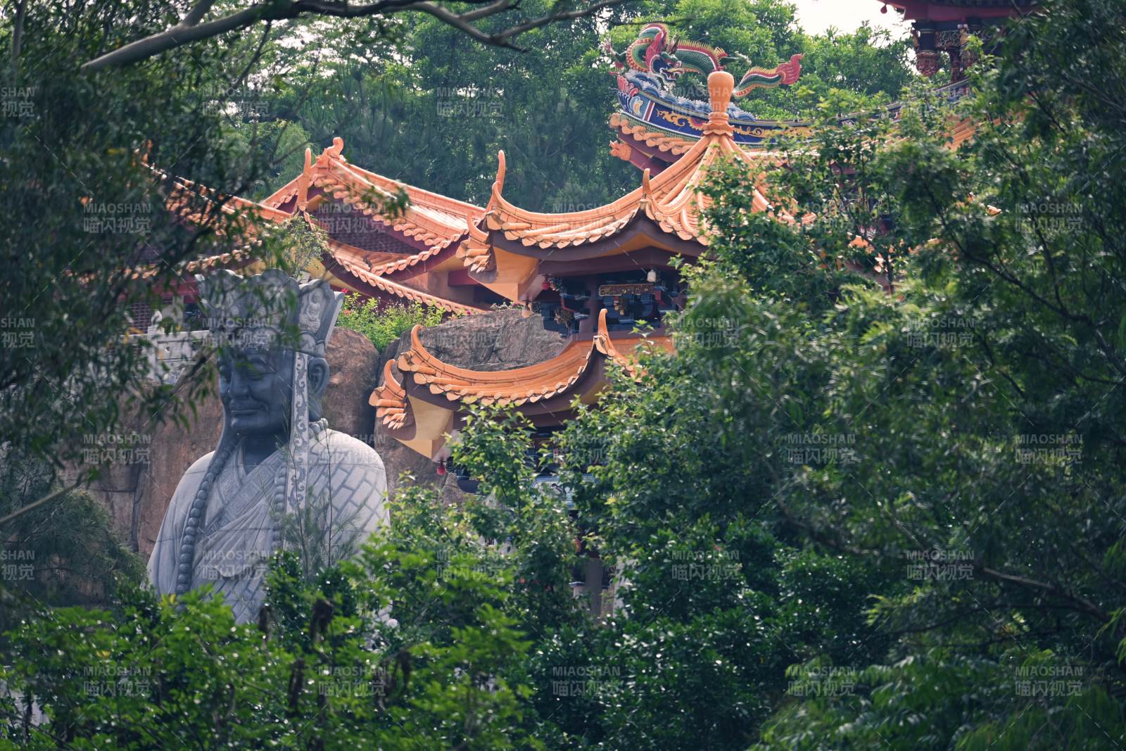 古寺隱林間 佛像莊嚴立 香山
