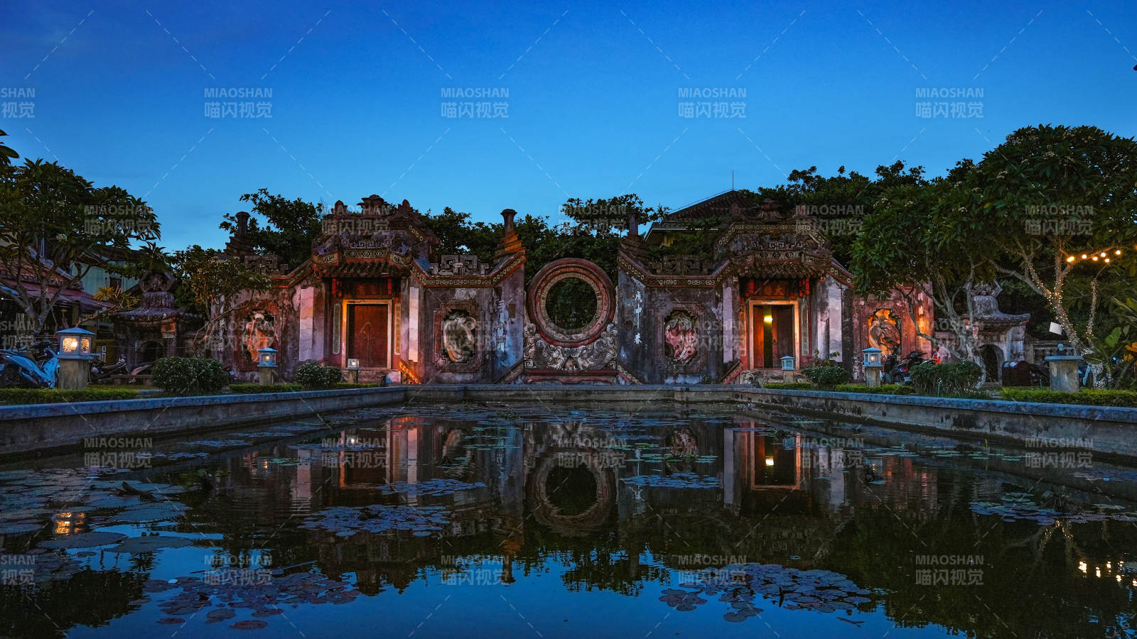夜色中的古建筑與池塘