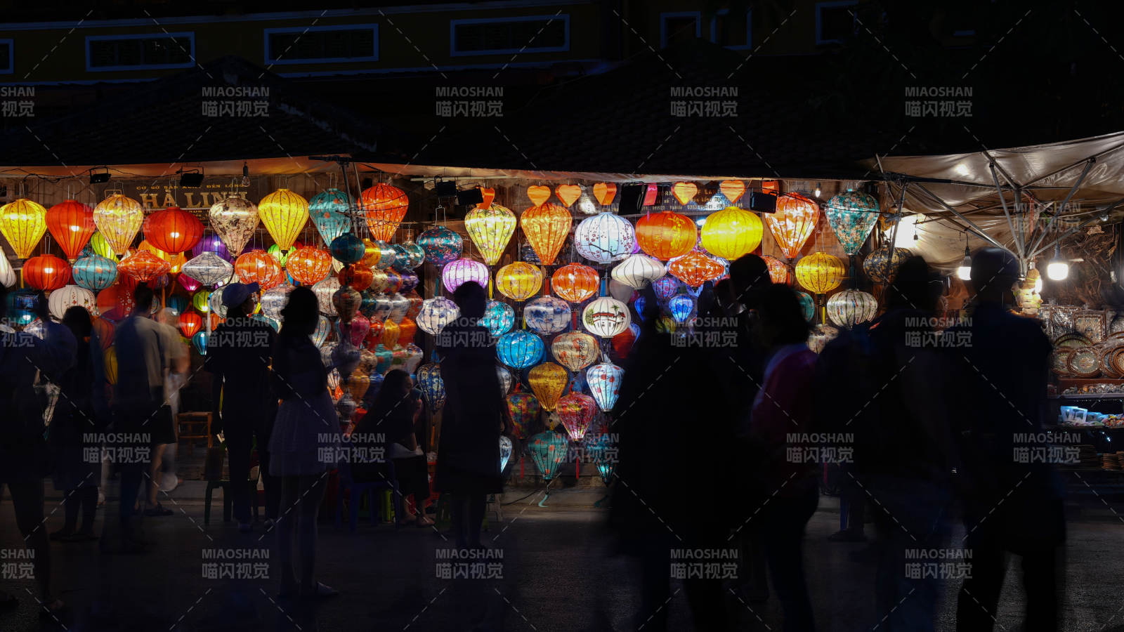夜市燈籠 人影綽綽